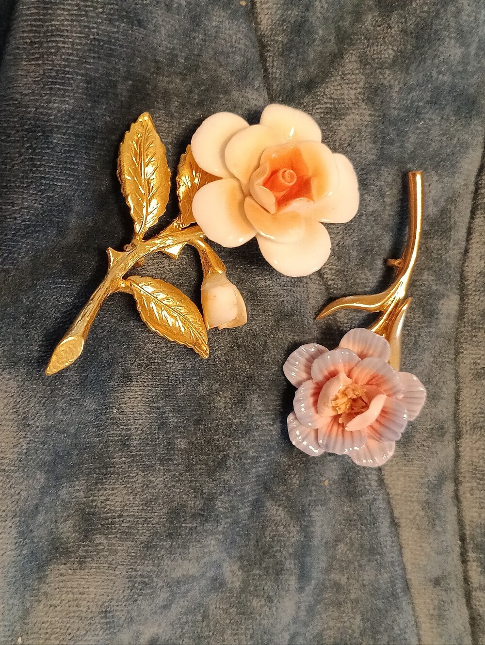 Set of 2 Vintage Style Ceramic Flower Brooches Gold Tone Floral Pins NWTBeautifu